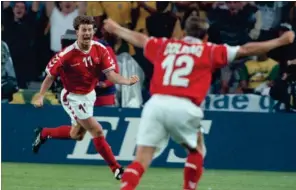  ?? FOTO: KIM AGERSTEN ?? Brian Laudrup har lige scoret – og Søren Colding løber ud mod målscorere­n. Få sekunder efter laver de jubelscene­n, der er blevet ikonisk for dansk VM-succes.