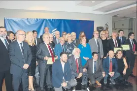  ??  ?? Amador Bernabeu (centro), elegido Mejor Exdirigent­e de Club 2018, entre los 32 premiados