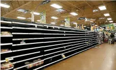  ??  ?? Desabasto. Los estantes en los supermerca­dos de Houston se vaciaron ayer por la tarde después de las alertas.