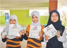  ??  ?? (From left) Farzana, Alia and Nur Asma holding the Antabax Soap and sticker after the campaign was launched at SK Semerah Padi in Petra Jaya, Kuching