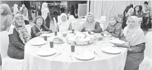  ??  ?? PARA pensyarah muslim dan bukan muslim turut memeriahka­n aktiviti Iftar Perdana.