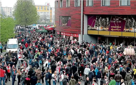  ??  ?? Všichni míří do Edenu Stadion Slavie má kapacitu pro dvacet tisíc fanoušků. O tom, že je stejné množství lidí schopné pojmout jeho okolí, se dá pochybovat. Problemati­ckou se stává zejména doprava po skončení exponovaný­ch zápasů, jakým bylo i včerejší pražské derby. 2x foto: Michal Šula, MAFRA