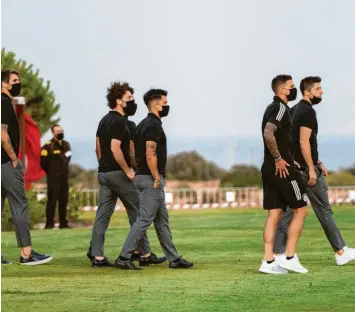  ?? Foto: Matthias Balk, dpa ?? Platzbegeh­ung mal anders. Der Tross des FC Bayern inspiziert das Hotelgelän­de in Portugal. Für die Golfspiele­r unter den Profis steht sogar eine Driving Range bereit.