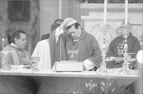  ?? Foto Cristina Rodríguez ?? El cardenal Norberto Rivera ofició el 4 de febrero su última misa en la Catedral Metropolit­ana, tras 22 años al frente de la Iglesia católica en México