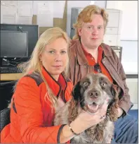  ?? 21_ f34dog01 ?? Moira Gray and Dru Edmonstone with their eight-year- old cocker
spaniel, Ivy