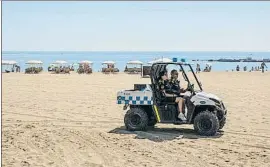  ?? MANÉ ESPINOSA ?? Una patrulla en quad de la unidad de playas de la Guardia Urbana, ayer