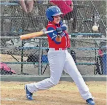  ?? CORTESÍA LIGA DE BÉISBOL ?? ► Juan Carlos Velarde, de Indios, saca su bate de hit en el triunfo de Indios por 6x1 que alcanzó sobre el Americano.