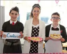  ??  ?? Cian Ó hlFearnáin, Áine Ní Riagáin (múintear) and Johnny Connolly in the home economics room.