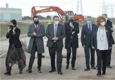  ?? DANIEL TORTAJADA ?? El ministro Ábalos, en el centro, junto a la presidenta de Adif, Pardo de Vera, a la izquierda, ayer en Valencia.