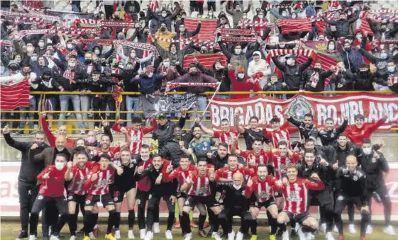  ??  ?? Los jugadores del Zamora, y parte de su afición, tras conseguir el domingo la clasificac­ión para el playoff de ascenso.