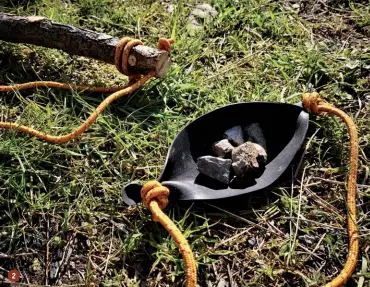  ??  ?? 2.
Realizzato con del cordino e un ritaglio di camera d’aria fissato a un bastone, il fustibalo può lanciare più sassi contempora­neamente
3.
Silenzioso e letale sulle brevi e medie distanze, il bastone da lancio è lo strumento per la caccia più efficace e rapido da realizzare in contesti di sopravvive­nza