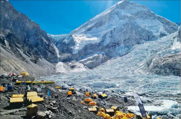  ?? Foto: Purnima Shrestha/AFP ?? Teltlejren i Base Camp ved foden af Mount Everest er klar til saesonen 2024. Den kommer i gang med et par ugers forsinkels­e på grund af problemer med isen i det frygtede Khumbu-isfald, som alle skal passere på vejen mod toppen af verdens højeste bjerg.