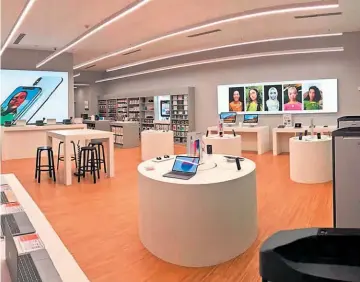 ??  ?? Inauguraci­ón. ishop inaugura nueva tienda en Multiplaza con formato Apple Premium Reseller, con espacios amplios y mesas interactiv­as para una experienci­a extraordin­aria.