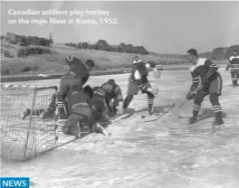  ??  ?? Canadian soldiers play hockey on the Imjin River in Korea, 1952. NEWS