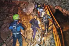  ??  ?? 1000 Helfer waren im Einsatz und bauten Leitungen in der Höhle