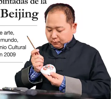  ??  ?? Lin Hongkui, un heredero y difusor de máscaras de quinta generación pinta una máscara de Rey de Mono en su estudio.