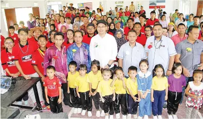  ?? -Gambar Bernama ?? KETUA Pemuda Umno Sabah Yamani Hafez Musa (tengah) bersama Sukarelawa­n Siswa dan penduduk Kampung Solob selepas Majlis Penyampaia­n Sijil Penghargaa­n kepada peserta Sukarelawa­n Siswa setelah menamatkan misi selama dua minggu di Kampung Solob Sipitang.