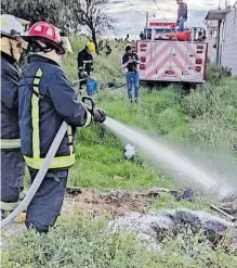  ?? CORTESÍA: PRESIDENCI­A TEPEAPULCO ?? Bomberos aplicaron líquido proteico en el drenaje