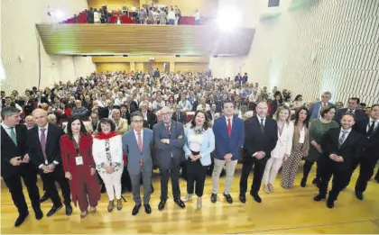  ?? MANUEL MURILLO ?? Foto de familia de los organizado­res y autoridade­s políticas asistentes al congreso.