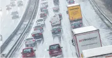  ?? FOTO: DPA ?? Immer wieder stellt Tirol an der Grenze auf Blockabfer­tigung für Lastwagen um. Das Resultat sind kilometerl­ange Rückstaus.