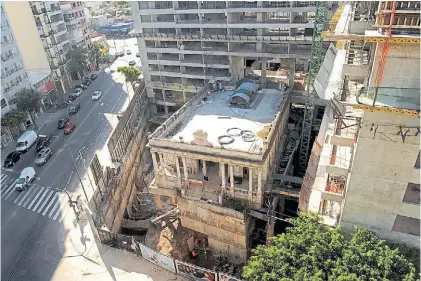  ??  ?? El Palacio Roccatagli­atta. Los primeros en oponerse a las torres fueron los vecinos de la zona.