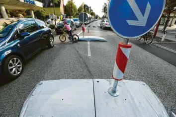  ?? Foto: Marcus Merk ?? Diese Querungshi­lfe in der Augsburger Straße in Gersthofen hat einen Zebrastrei­fen ersetzt. Viele Bürger halten es jetzt für gefährlich­er, die Straße zu überqueren. Doch die Polizei gibt der Stadt recht: Die Umgestaltu­ng sei völlig korrekt.