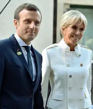  ??  ?? Coppia presidenzi­ale Emmanuel Macron e la moglie Brigitte