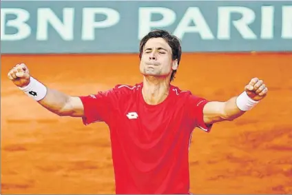  ?? FOTO: AP ?? David Ferrer celebra su heroica victoria sobre Philipp Kohlschrei­ber en el España-Alemania de Copa Davis. Casi 5 horas de lucha