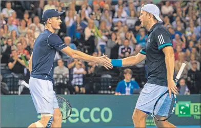  ??  ?? Jamie Murray (left) and Dom Inglot celebrate their victory in Glasgow