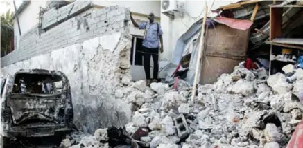  ??  ?? Des terroriste­s shebab tuent 12 personnes sur une base militaire en Somalie