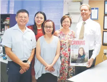  ??  ?? Genoni (right) with MMS Kuching office staff including MMS managing director Raymond Wee (left) during a press conference held at MMS here yesterday.