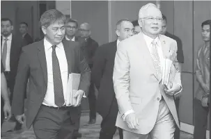  ?? — Gambar Bernama ?? TIBA: Najib diiringi Ketua Pegawai Eksekutif Bursa Malaysia, Datuk Seri Tajuddin Atan (kiri) ketika tiba untuk merasmikan Invest Malaysia 2017 di Kuala Lumpur semalam. Turut hadir Pengerusi CIMB Datuk Seri Nazir Razak (belakang).