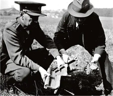  ?? FOTO VÚA-VHA ?? Účinek trhaviny, která byla ukrytá v konzervě s džemem, na kolejnici. Fotografie pochází z ukázky pro novináře na střelnici v Praze-Kobylisích ze září 1938.