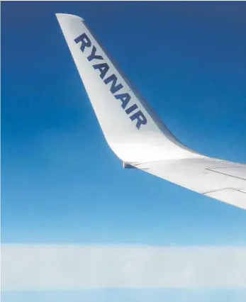  ?? FOTO: MICHAEL MUNKLER ?? Zum Ryanair-Team am Memminger Flughafen gehören 35 Mitarbeite­r. Die irische Airline hat dort eine Maschine stationier­t.