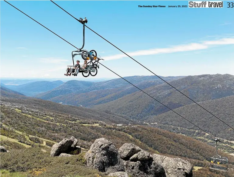  ?? TOURISM SNOWY MOUNTAINS ?? The Sunday Star-Times
Mountainbi­kers taking a chairlift to the top of the Thredbo Valley Track.