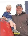  ??  ?? Landwirt Nathan Dorn mit seinem Sohn.