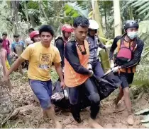  ?? AP VIDEO IMAGE ?? FLOOD FATALITY
Rescuers carry the body of a flash flood victim in Langgai, West Sumatra province, western Indonesia on Sunday, March 10, 2024.