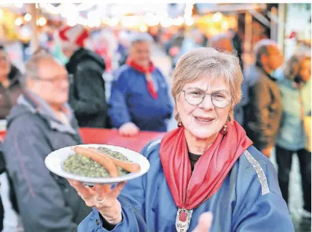  ?? ARCHIVFOTO: KÖHLEN ?? Beim Blotschenm­arkt 2023 servierte Ellen Jasper in der Tracht der Aulen Mettmanner Grünkohl.