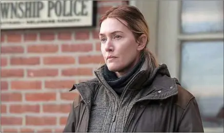  ??  ?? La policière Mare Sheehan, jouée par Kate Winslet, est au coeur d’un drame familial dans la minisérie
Mare of Easttown.