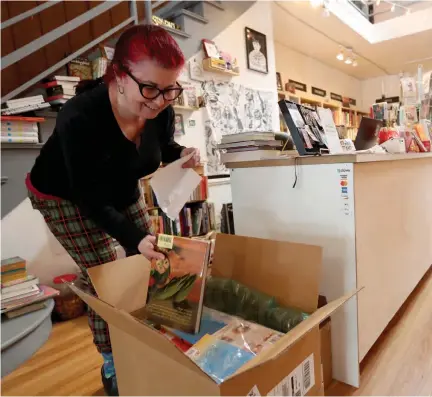  ?? JANE TYSKA/STAFF ?? Karen Findlay opened the Alibi Bookshop on Marin Street last June, welcoming book lovers from across the bay.