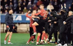  ?? ?? CELEBRACIÓ­N. Aguirre y el Mallorca gritaron a lo alto el gol con el que empataron ante el Alavés, en búsqueda de no caer a Segunda.