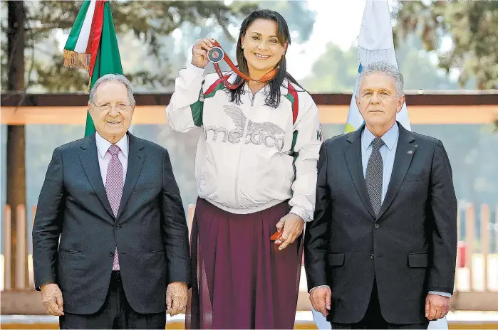  ??  ?? La presea de bronce de los Juegos Olímpicos de 2008 ya reposa en el cuello de Damaris Aguirre