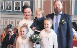  ??  ?? HELE FLOKKEN: Irene Gomnaes, Rune Stokke med barna Torhild (10), Mathilde (8) og Martin (2).