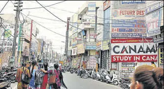  ?? SANJEEV KUMAR/HT ?? More than 100 IELTS training centres have sprung up on the Ajit Road in Bathinda in view of the increasing craze among youngsters to go abroad.
