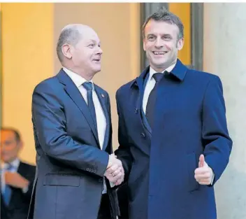  ?? FOTO: LEWIS JOLY/AP/DPA ?? Die oft demonstrat­iv gezeigte Einigkeit zwischen Frankreich­s Präsident Emmanuel Macron (rechts) und Bundeskanz­ler Olaf Scholz (SPD), hier bei dessen Besuch im Élysée-Palast, hat hinter den Kulissen Risse bekommen.