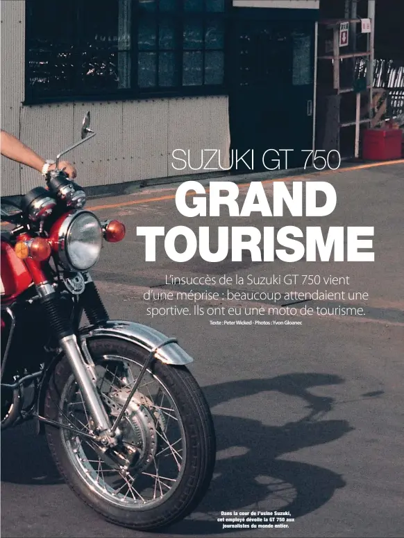  ??  ?? Dans la cour de l’usine Suzuki, cet employé dévoile la GT 750 aux journalist­es du monde entier.