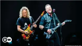  ??  ?? Kirk Hammett y James Hetfield durante un concierto en Italia.