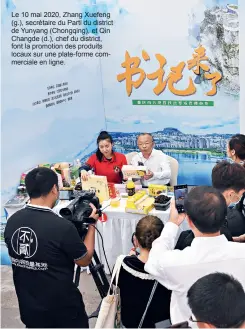  ??  ?? Le 10 mai 2020, Zhang Xuefeng (g.), secrétaire du Parti du district de Yunyang (Chongqing), et Qin Changde (d.), chef du district, font la promotion des produits locaux sur une plate-forme commercial­e en ligne.
