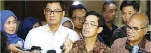  ?? MIFTAHULHA­YAT/JAWA POS ?? PAPARKAN RENCANA KERJA: Dari kiri, Sinthya Roesly, Darmawan Prasodjo, Zulkifli Zaini, dan Amien Sunaryadi memberikan keterangan setelah RUPSLB PLN di Kementeria­n BUMN, Jakarta, kemarin (23/12).