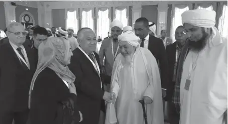  ?? DOKUMEN DIN SYAMSUDDIN ?? PESAN DAMAI: Din Syamsuddin berjabat tangan dengan Syekh Abdullah bin Bayyah, ketua Forum for Promoting Peace in Muslim Societies, di Abu Dhabi kemarin.